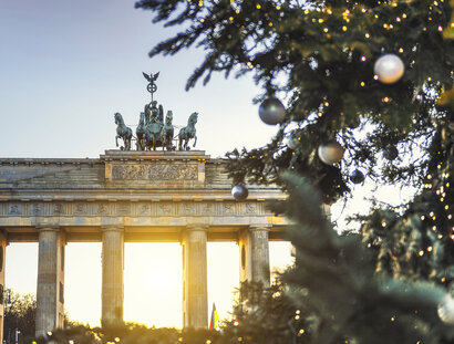 Titel: Brandenburger Tor behind christmas tree
		