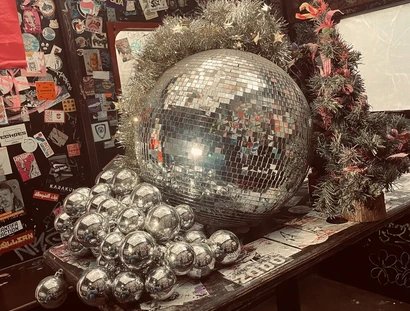 Diskokugel im Glühweingarten