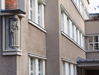 Antoniusfigur an der Fassade der Katholischen Hochschule für Sozialwesen Berlin (KHSB)