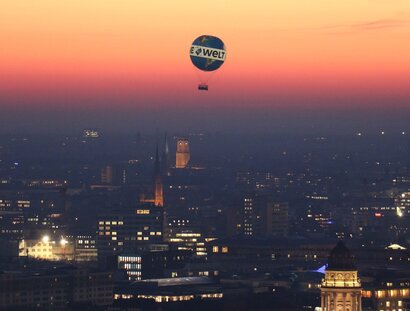 Berliner Attraktion Weltballon mit Sonnenuntergang