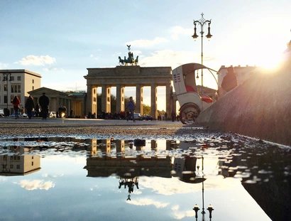 Brandenburger Tor in Berlin mit Spiegelung