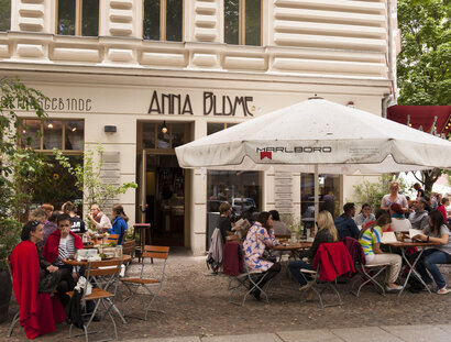 Terrasse und Eingang vom Café Anna Blume 