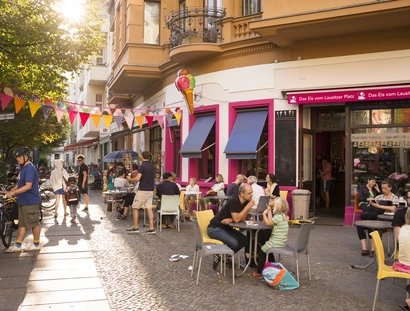 Tische vor dem Café Tanne B in Berlin 