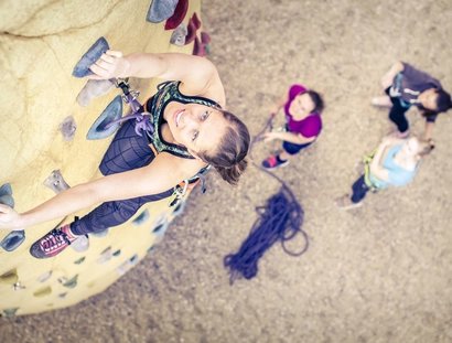 Magic Mountain Kletterhalle: Frau hoch oben am Kletterturm