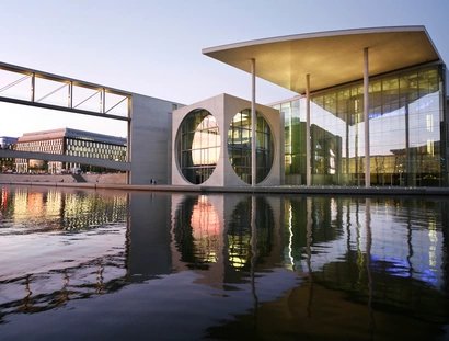 Das Marie-Elisabeth-Lüders-Haus spiegelt sich in der Spree