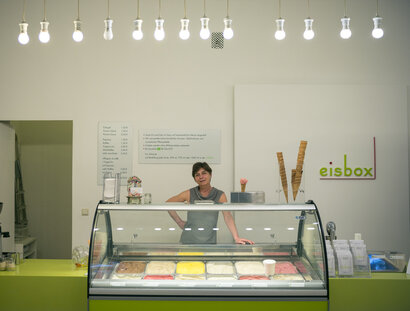 shop assistand in "Eisbox Berlin"