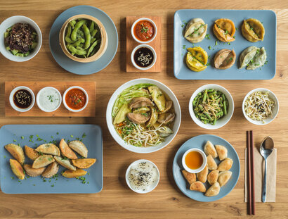 Momos Restaurant: Table set with vegetarian dumplings