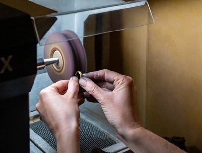 Das Schleifen eines Rings in der Werkstatt von Oronda