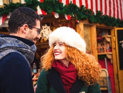 Paar auf dem Weihnachtsmarkt