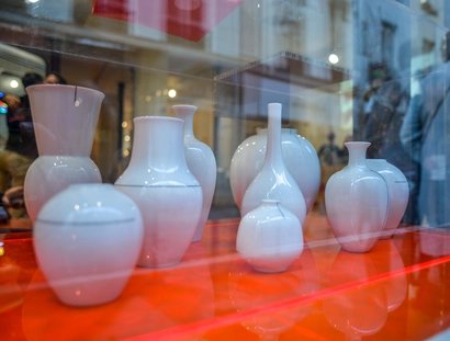 Jarrones de diseño en escaparates