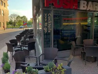 Außenbereich der POSH Bar