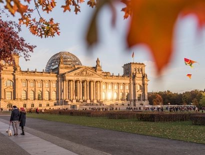Der Berliner Reichstag im Herbst