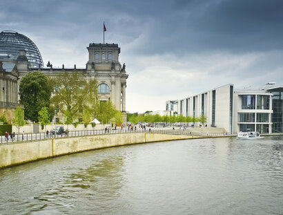 Reichstag und Regierungsgebäude in Berlin 