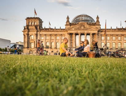 Picnic al Reichstag di Berlino alla luce del sole della sera