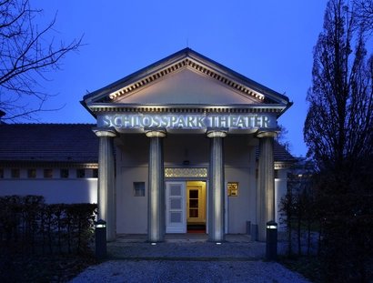 Außenansicht des Schlosspark Theaters in Berlin