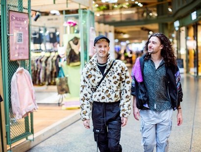 Zwei Freunde beim Shopping im Bikini Berlin 