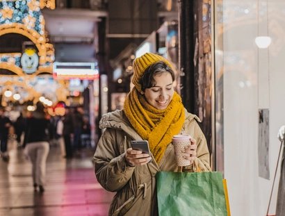 Frau bei Shoppingbummel
