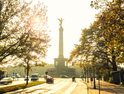Columna de la Victoria de Berlín a contraluz otoñal