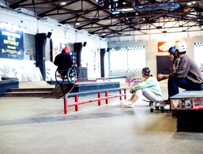 Skatehalle di Berlino: due pattinatori guardano il pattinaggio in carrozzina