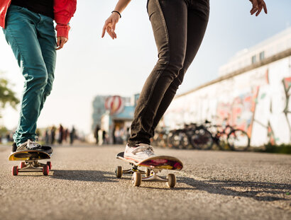 junge Leute mit Skateboards