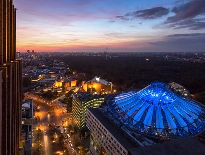 Sony Center bei Sonnenuntergang