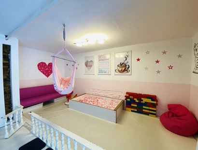 Spielecke im Kindercafé Spielzimmer mit Bällebad und Federwiege