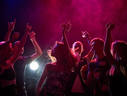 Deux danseuses du Club à Berlin : des gens sur la piste de danse