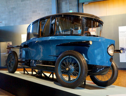 Vecchia auto nel Museo tedesco della tecnologia di Berlino