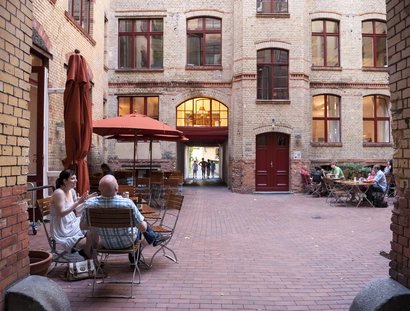 Straßencafe in einem Hinterhof in der Sophienstraße Berlin