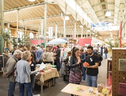 Das HIER-Mobil in der Armenius-Markthalle Moabit