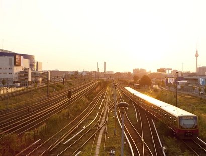 Collegamento alla S-Bahn: vista dal Warschauer Brücke a Ostbahnhof al tramonto
