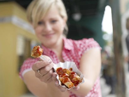 Currywurst - salsiccia alla griglia con salsa di curry e pomodoro