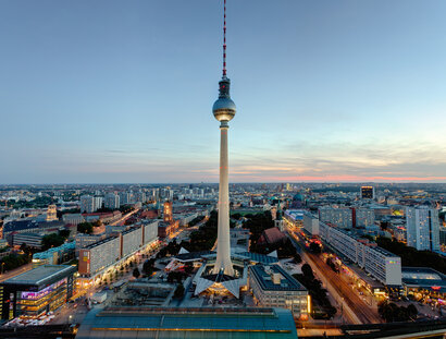 La Tour de la télévision de Berlin (Berliner Fernsehturm) au coucher du soleil