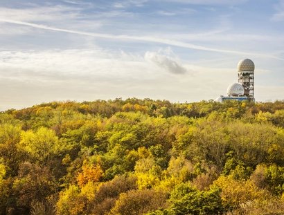 Blick auf den Teufelsberg vom Drachenberg im Grunewald Berlin