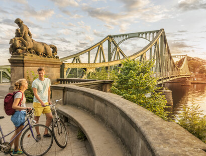 Paseo en bicicleta hasta el puente Glienicker en las afueras de Berlín