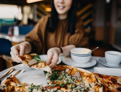Eating pizza