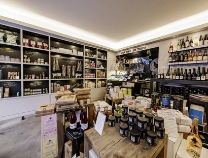 Interior Von und zu Tisch with food and wine from all over the world