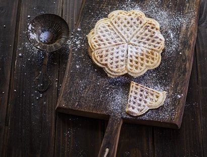 Waffeln mit Puderzucker auf einem Holzbrett
