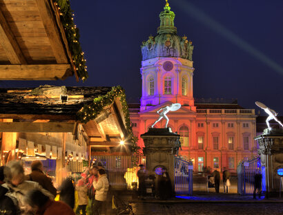 Mercatino di Natale davanti al Palazzo di Charlottenburg a Berlino