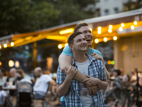 Schwules Pärchen unterwegs in Berlin-Schöneberg