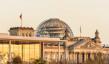 Le dôme du Reichstag de Berlin vu dans une lumière chaude