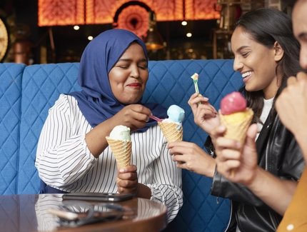 Freunde beim Eis essen