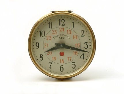 Wanduhr AEG im Museum der Dinge Berlin