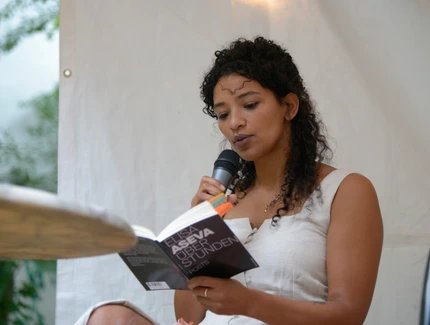 Elisa Aseva, Autorin