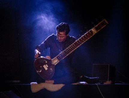 Matyas Wolter spielt Sitar
