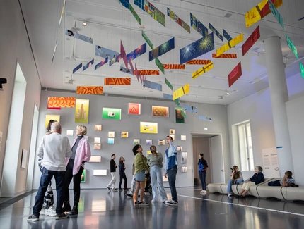 Skulptur "Verflochtene Leben" von tapethat an der Decke des Ausstellungsraums