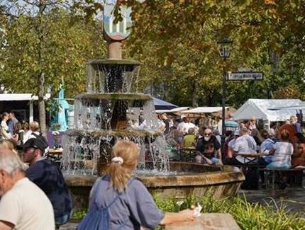 Gäste rund um den Wappenbrunnen am Ludwig-Beck-Platz