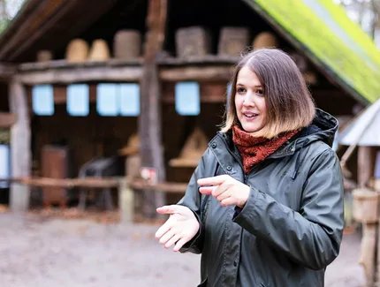 In Gebärdensprache bringt die Führung den Teilnehmenden das dörfliche Leben des Mittelalters nahe.