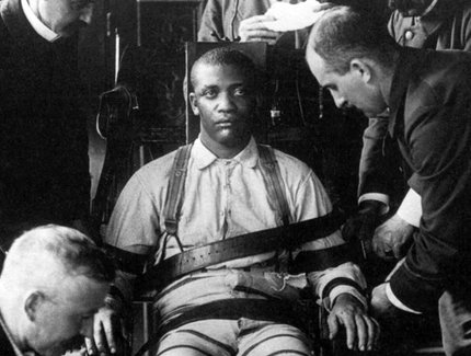 Ein zum Tode Verurteilter auf dem elektrischen Stuhl im berüchtigten Gefängnis Sing Sing im Bundesstaat New York, USA/ aus dem Dokumentarfilm "Rottet die Bestien aus!", Arte (2022)