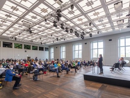 Besucher im Saal 1 - Humboldt Forum